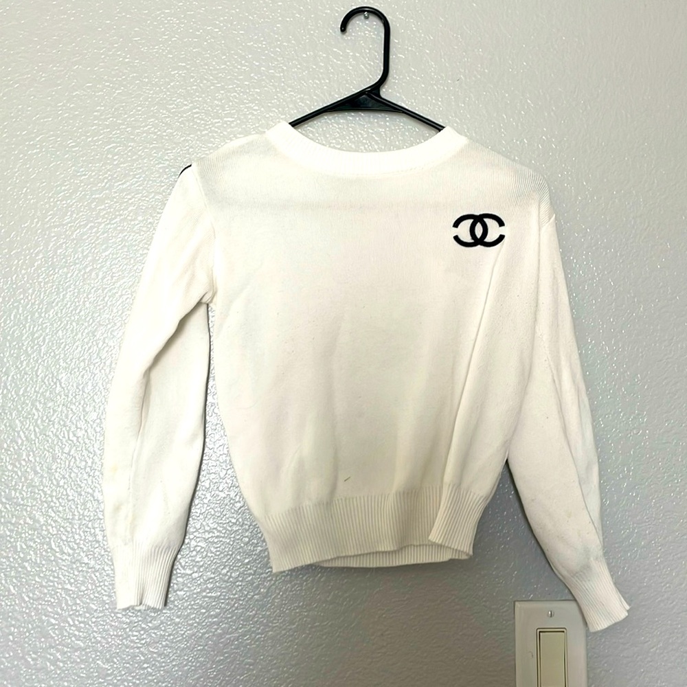 Chanel Sweater

Size: Small
Good Condition
Final Sale